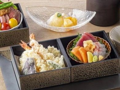二段の小箱に刺身と選べる一品がついたお得なランチメニュー