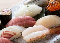大トロ、中トロ、雲丹など握り九貫に造り二種が付いた贅沢ディナー「寿司 葵」