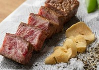 前菜から始まり、帆立と旬魚の二種類の魚介料理、旬の焼野菜の後のメインのお肉は特選黒毛和牛を使用しサーロインかフィレからお選びいただけ、〆のお食事はガーリックライス、食後にはデザートもついた充実のコース