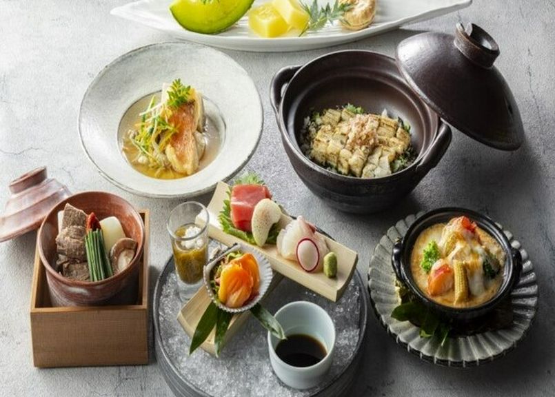 四季に合わせた旬の食材を用いて、お造りをはじめ鉄板焼きなどが盛り込まれた贅沢な内容となっております。