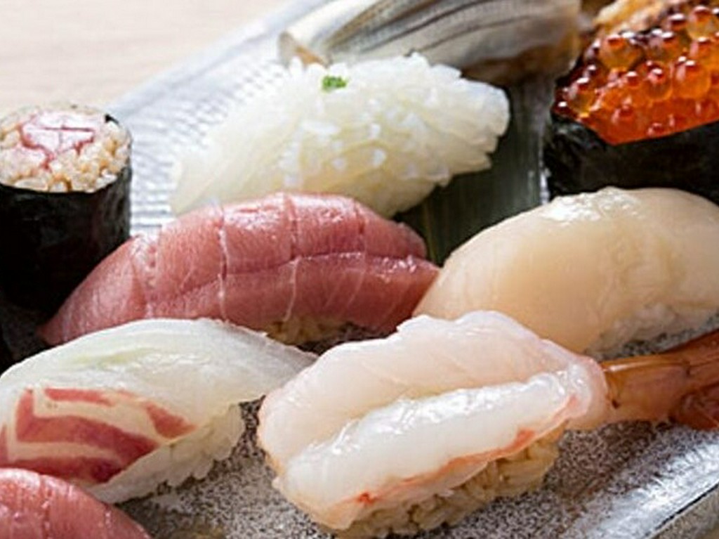 スタイリッシュな寿司カウンターもしくはテーブル席にて新鮮な食材を使用したお寿司をご堪能いただけます。