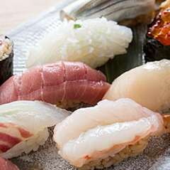 スタイリッシュな寿司カウンターもしくはテーブル席にて新鮮な食材を使用したお寿司をご堪能いただけます。