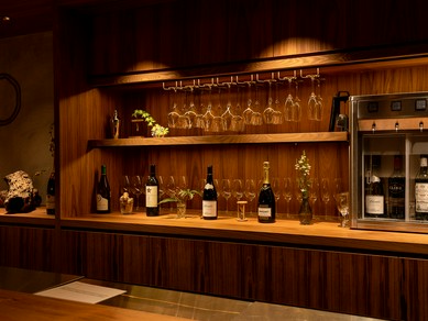 ソムリエが常駐。オーガニックワインを中心に厳選仕入れ
