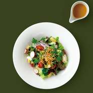 和風テイストのドレッシング。
季節によりお野菜の内容が変わります。
