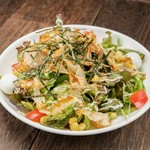 おすすめ屋特製の和風サラダ。健康を気にする方にもぴったり◎

