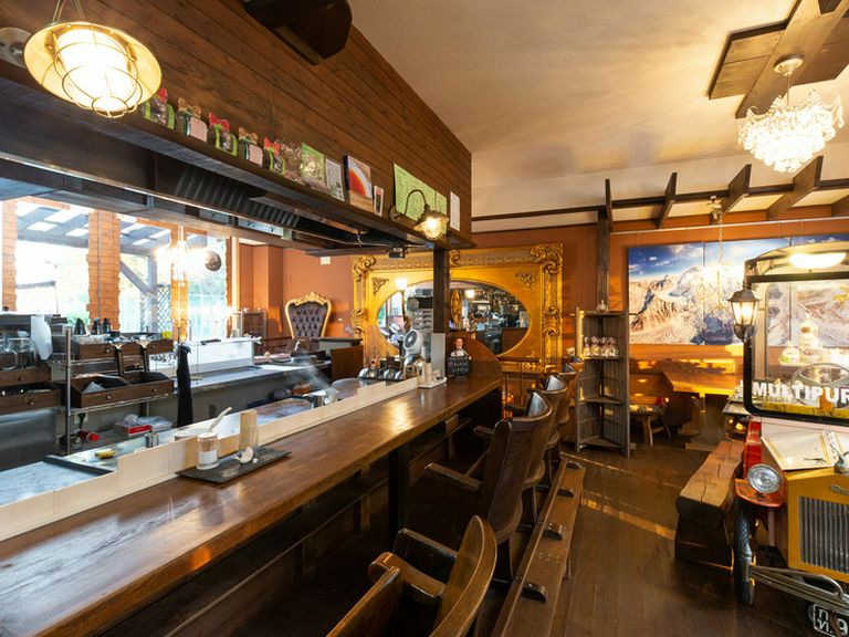 オーナー自ら見立てたアンティークで設えている調度品