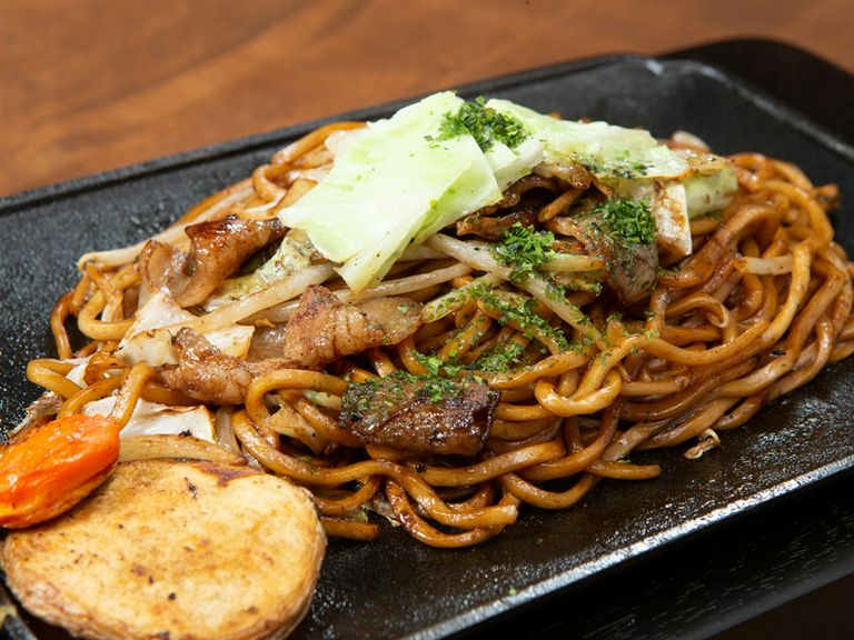 神戸から直送される明石ダコとそば玉でつくる『タコそば焼』と『ぶたそば焼』