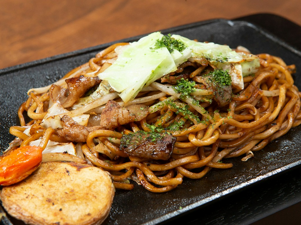 神戸から直送される明石ダコとそば玉でつくる『タコそば焼』と『ぶたそば焼』