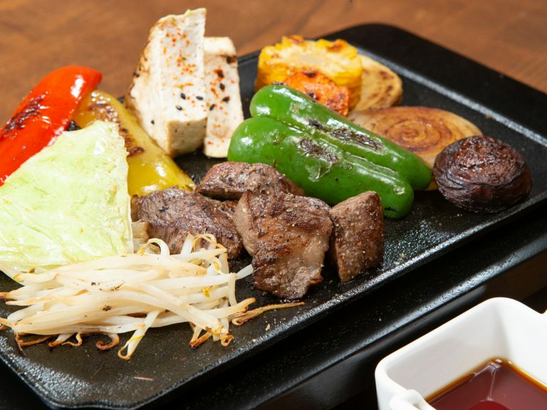 シンプルな味で和牛の旨みを味わう『コロコロステーキ野菜焼』