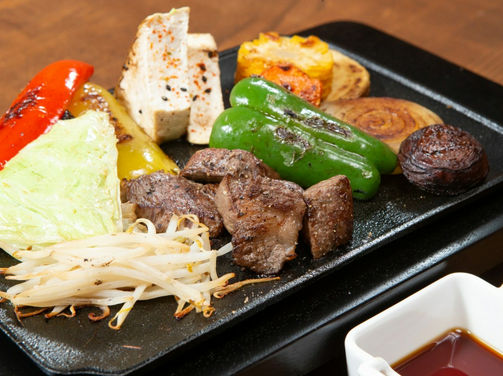 シンプルな味で和牛の旨みを味わう『コロコロステーキ野菜焼』