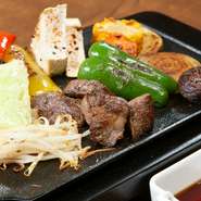 栃木県産黒毛和牛が使われており、肉質が柔らかくジューシー。大きめにカットされ、ボリュームも食べ応えもあります。地元で採れた野菜も一緒に並べて、彩りも華やかに。