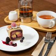 画像はイギリスの伝統菓子『バッテンバーグ』。バニラ生地とラズベリー生地で市松模様をつくり、マジパンで包んだ上品なケーキです。コーヒーや紅茶と一緒にどうぞ。
※ケーキ単品580円
※コーヒー／紅茶セット850円