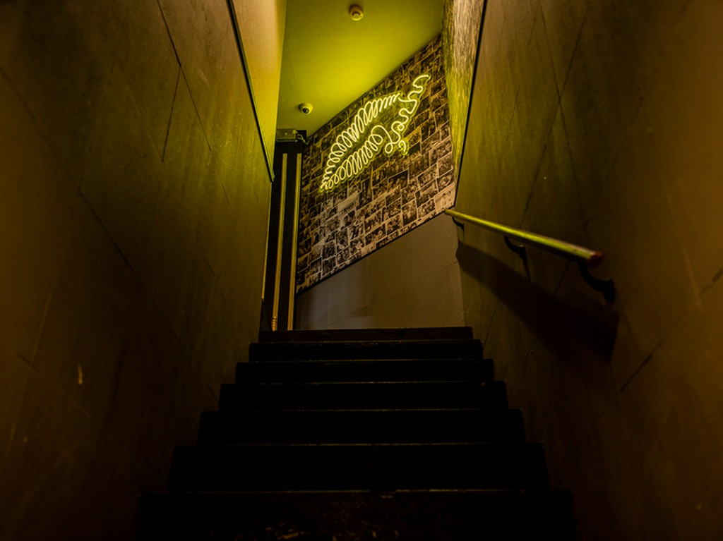 自分たちだけが知る特別な場所として集まる人々