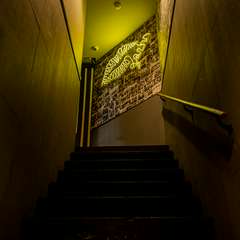 自分たちだけが知る特別な場所として集まる人々