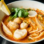 プリッと歯切れが良く、モチッとしている魚麺。タイから直接仕入れる麺は数に限りがあり、数量限定となっています。ピリッとした辛さのスープに肉団子も入りボリューム満点。