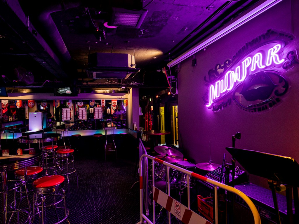 誰もが気軽に立ち寄れるバースタイルのレストラン