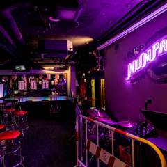 誰もが気軽に立ち寄れるバースタイルのレストラン