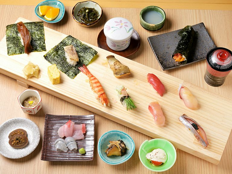老舗活魚問屋が見極めた鮮魚を鮨として食す