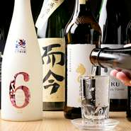 鮨と味わいたい飲み頃の酒。日本酒は「而今」「新政」「飛露喜」など、オーナー自ら吟味したというこだわりのラインナップ。レモンチューハイやハイボールなど、オリジナルドリンクも各種充実しています。
