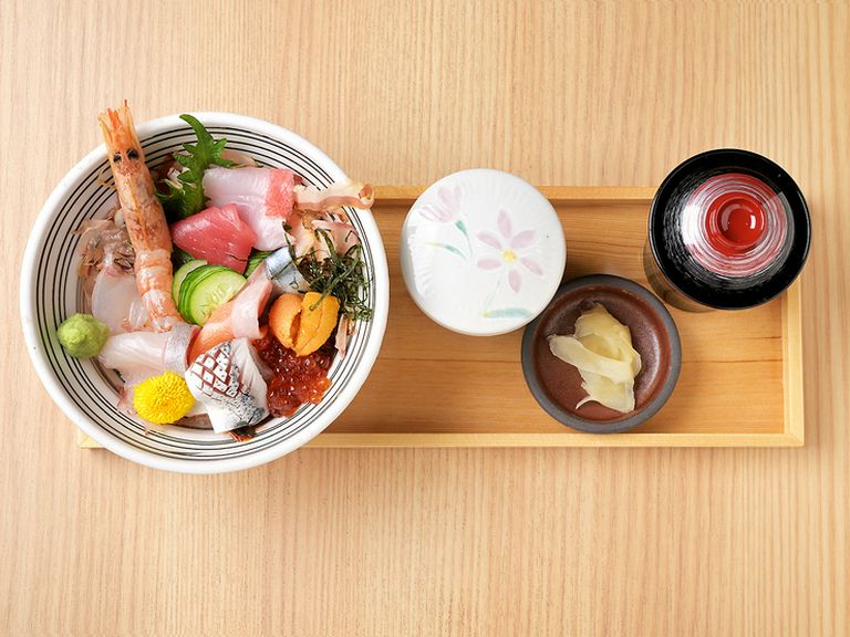 おくやまやすぞう丼（極海鮮丼）、茶碗蒸し、赤だし付き