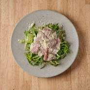 この組み合わせは間違いない！
大人のサラダ、野性のルッコラとスペイン産生ハムに厳選ドレッシングで！