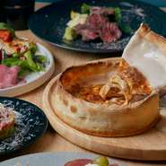 ブルーチーズと濃厚ボロネーゼ！
当店名物4種のチーズのシカゴピザをグレードアップ！
赤ワインを使って煮込んだ自家製ボロネーゼをON。迷ったらコレ！