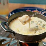 4種のチーズを使用した！
こだわりのチーズを組み合わせ、チーズ屋さんならではの濃厚でチーズのコクがとまらないチーズフォンデュです。