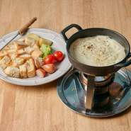 お子様から大人の方まで！
ご定番のチーズフォンデュ。クセの強いチーズは使用していません！