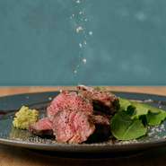 贅沢に！
低温でしっかり火入した黒毛和牛の厚切りステーキ、岩塩とわさびで！