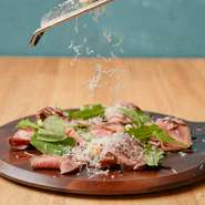 チーズもたっっぷりかけちゃいます！
薄切りした牛タンのローストビーフをトリュフ醤油ダレと削りたてパルミジャーノで絶品！