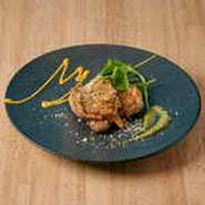 バジルを少しつけてどうぞ！
ガーリック・ハーブ・チーズ・パン粉をまとった若鶏もも肉のロースト、サクサクジューシー！！