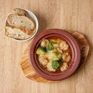 アヒージョといえば・・・！
アヒージョ界のチャンピオン！バケットと共に