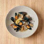 おかわり自由のフォカッチャを浸してどうぞ！