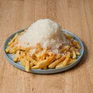 お子様から大人の方まで！
半熟卵とたーーーーーーーーっぷり削りたてパルミジャーノ