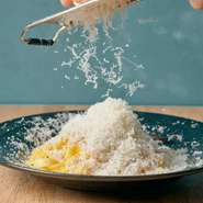 ダブルのチーズを山盛り！
レッドチェダー、バルジャミーノの削りたてチーズが複雑に絡み合う！
幅広フィットチーネでどうぞ