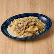 キノコの旨みがギュッと詰まった大人も子供も大好きなクリームパスタ！
幅広フィットチーネで