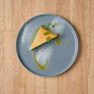 姉妹店の人気カフェのチーズケーキです。
湯煎で焼き上げるチーズケーキはなめらかで、少しレモンの酸味が食後でもさっぱりとお召し上がりいただけます！