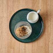 新感覚スイーツ！
まさかの逆！？コーヒーアイスクリームをかけてお召し上がりください。