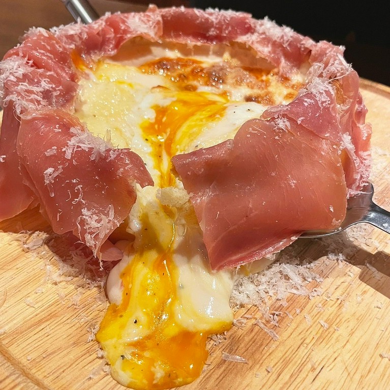 生ハム温玉シカゴピザ