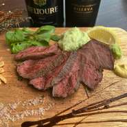 料理長が厳選して選んだ黒毛和牛を使用。チーズを楽しんだ後でも重くない程よくサシの入った赤身肉。柔らか～くレアに仕上げました！