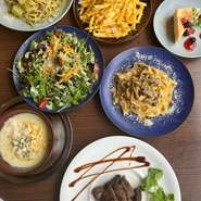 ■生ハムの盛り合わせ□サーモンのカルパッチョ～バジルとレモン～□チーズ3種盛り合わせ□クアトロチーズフォンデュ□チーズフライドポテト■ポルチーニのクリームリゾット■宇治抹茶チーズケーキ ※一部抜粋