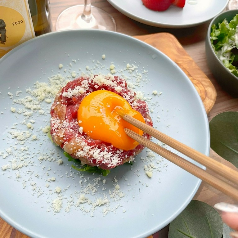 馬肉とペコリーノロマーノのユッケ