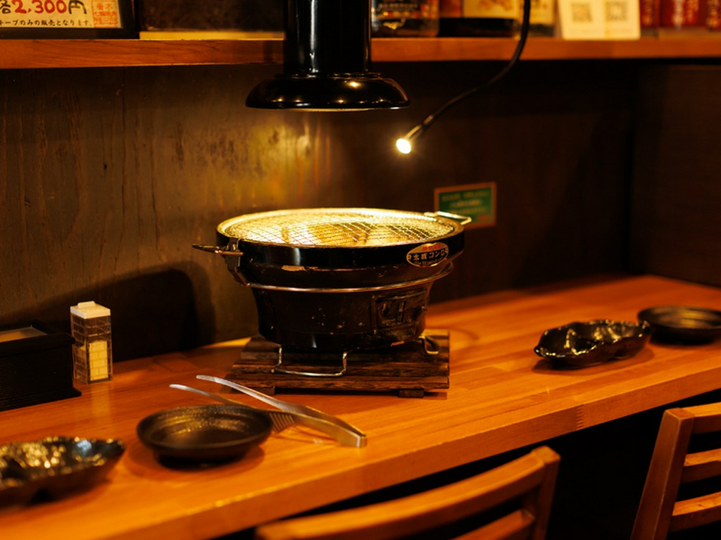 カウンター席で寄り添って、ふたりの時間を満喫する焼肉デート