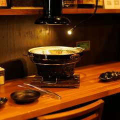 カウンター席で寄り添って、ふたりの時間を満喫する焼肉デート