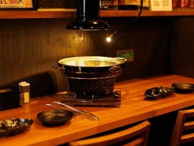 カウンター席で寄り添って、ふたりの時間を満喫する焼肉デート