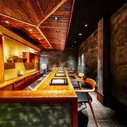 天満の名酒場【なかなか】【そうそう】に次ぐ3号店として、2022年11月に誕生。先の2店がアラカルト中心なのに対し、【踝】は創作和食をコース仕立てで供し、楽しみと世界観が進化。隠れ家感が高い空間も好評です。