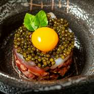 完全予約制の『おまかせコース』は13～15品が登場し、旬食材の種類、料理の趣向や味わい、コース構成など、すべてが圧巻。コース料金に飲み物が含まれ（一部を除く）、ドリンク代を気にせず飲めるのもうれしい点！