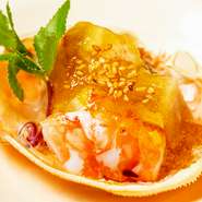 季節の滋味が続々登場し、食材を輝かせる創作の趣向も絶妙。コースの最初から最後まで、ワクワク楽しい食事を満喫できます。記念日などに向くシャンパーニュ、ボルドー、ブルゴーニュなどのワインも充実（別料金）。