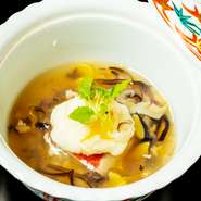 カウンター席がメインとなり、料理人からの出来立ての料理の提供に加え、程よい距離感での会話も楽しみの一つ。大阪の方はもとより、出張や一人旅の折に訪れるのも素敵。人気店なので、早めの予約がオススメです。