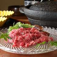 選りすぐりの和牛を使用した贅沢なしゃぶしゃぶ。和牛のやわらかな口当たりをシンプルなスタイルで楽しめます。